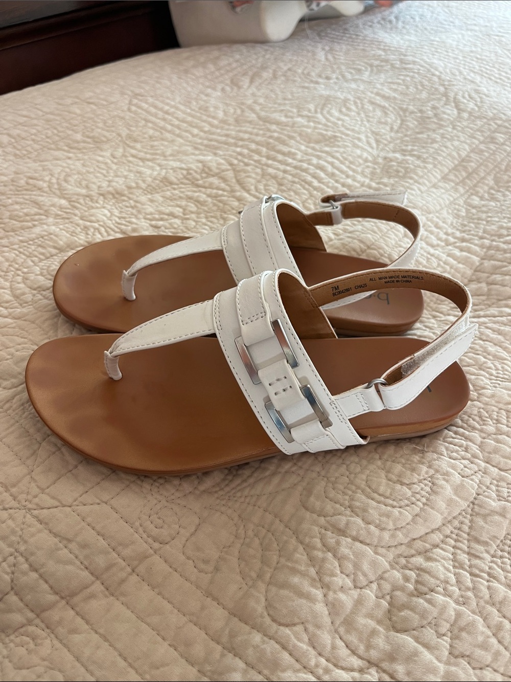 b.o.c. White Leather Thong Sandals with Tan Footbed